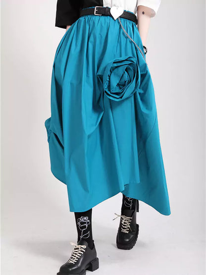 Asymmetrischer, mehrlagiger, plissierter Midirock mit 3D-Rosenapplikation