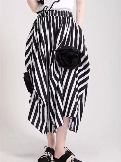 Asymmetrischer, mehrlagiger, plissierter Midirock mit 3D-Rosenapplikation