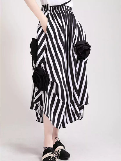 Asymmetrischer, mehrlagiger, plissierter Midirock mit 3D-Rosenapplikation