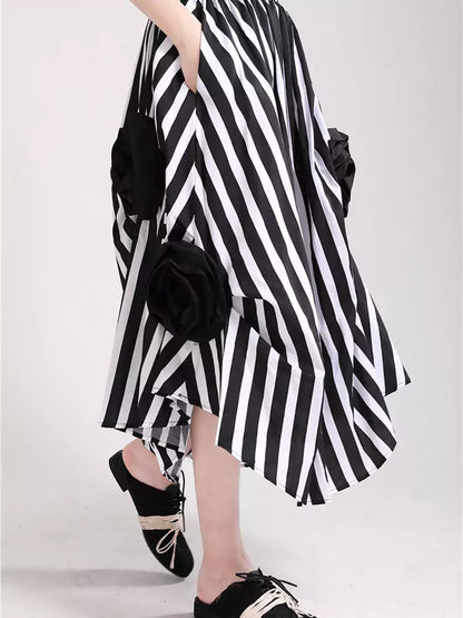 Asymmetrischer, mehrlagiger, plissierter Midirock mit 3D-Rosenapplikation