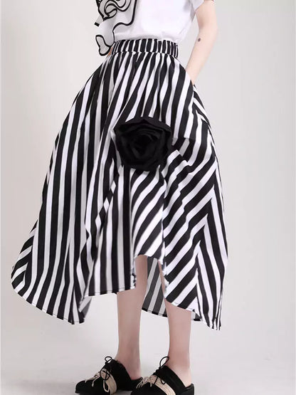 Asymmetrischer, mehrlagiger, plissierter Midirock mit 3D-Rosenapplikation