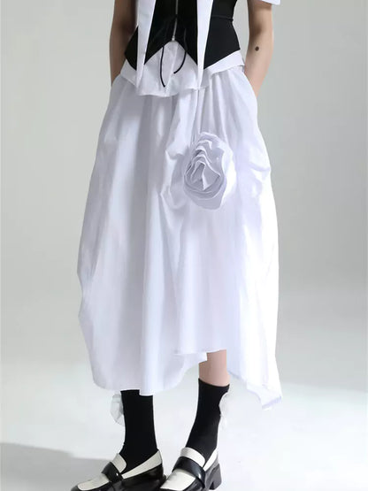 Asymmetrischer, mehrlagiger, plissierter Midirock mit 3D-Rosenapplikation