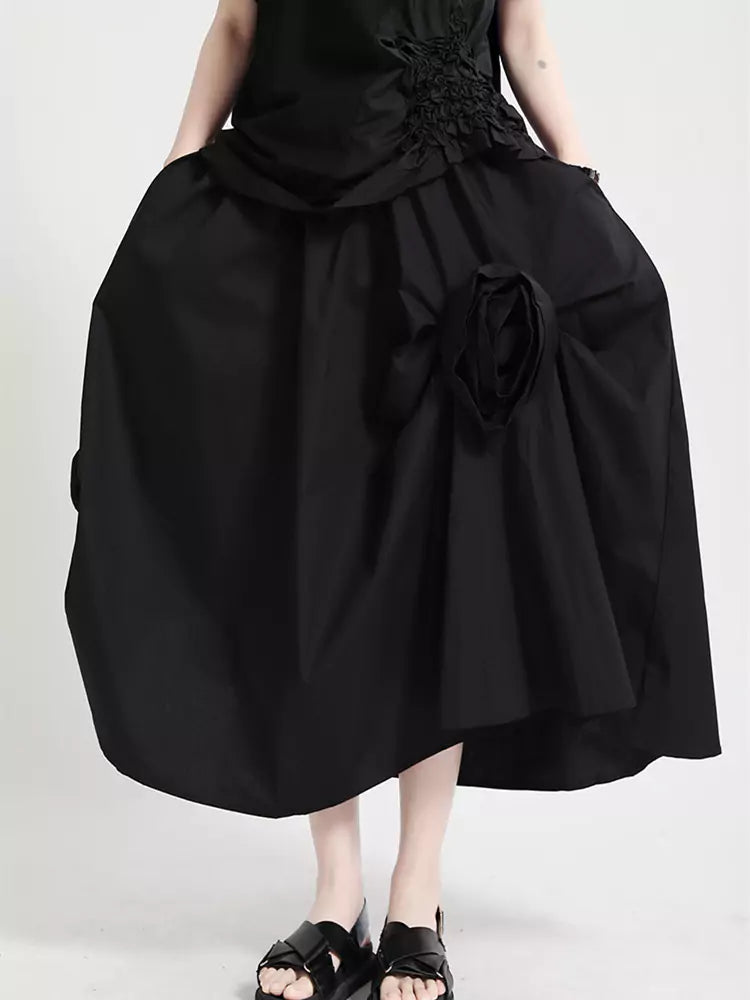 Falda midi plisada asimétrica deconstruida con capas y detalle de rosa en 3D