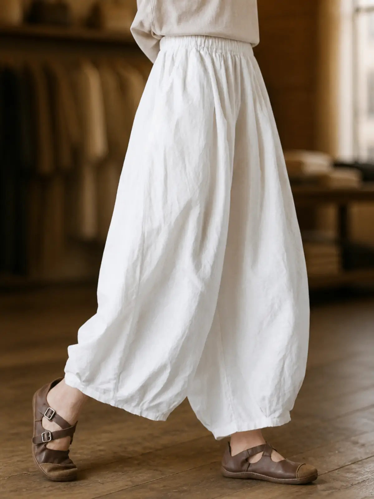 Balloon-Leg Cropped Pants with Linen-Look Texture - detail view