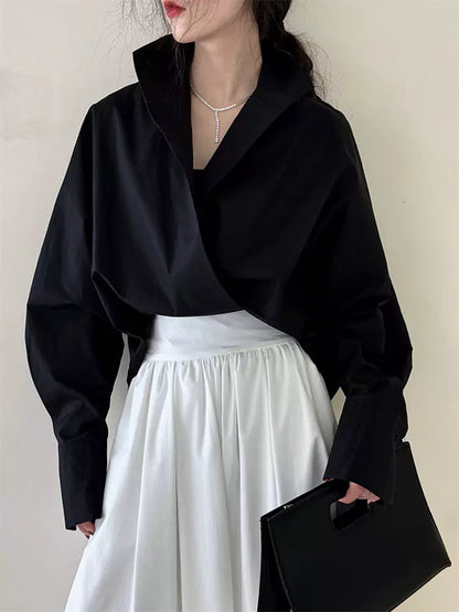 Schwarzes, einteiliges Hemd mit Fledermausärmeln, V-Ausschnitt und Stehkragen