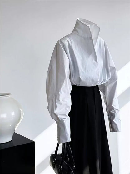 Schwarzes, einteiliges Hemd mit Fledermausärmeln, V-Ausschnitt und Stehkragen