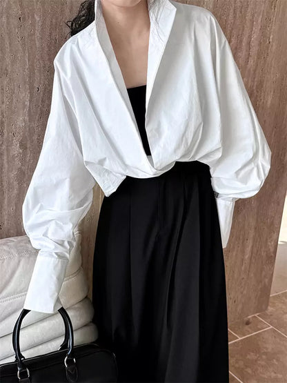 Schwarzes, einteiliges Hemd mit Fledermausärmeln, V-Ausschnitt und Stehkragen