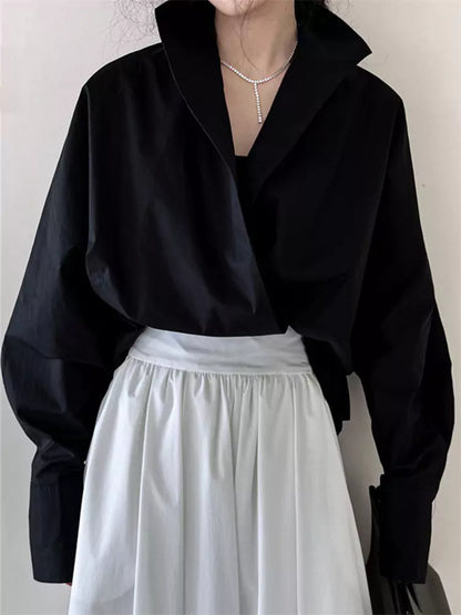 Schwarzes, einteiliges Hemd mit Fledermausärmeln, V-Ausschnitt und Stehkragen