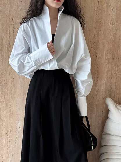 Schwarzes, einteiliges Hemd mit Fledermausärmeln, V-Ausschnitt und Stehkragen