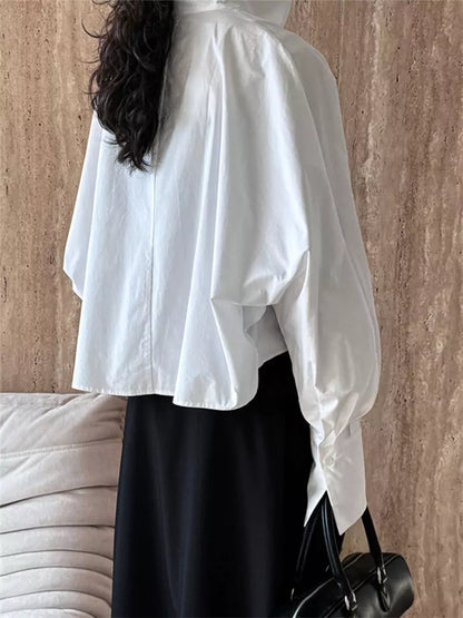 Schwarzes, einteiliges Hemd mit Fledermausärmeln, V-Ausschnitt und Stehkragen