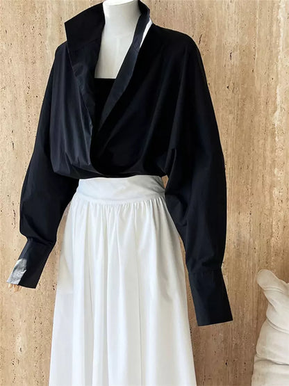 Schwarzes, einteiliges Hemd mit Fledermausärmeln, V-Ausschnitt und Stehkragen