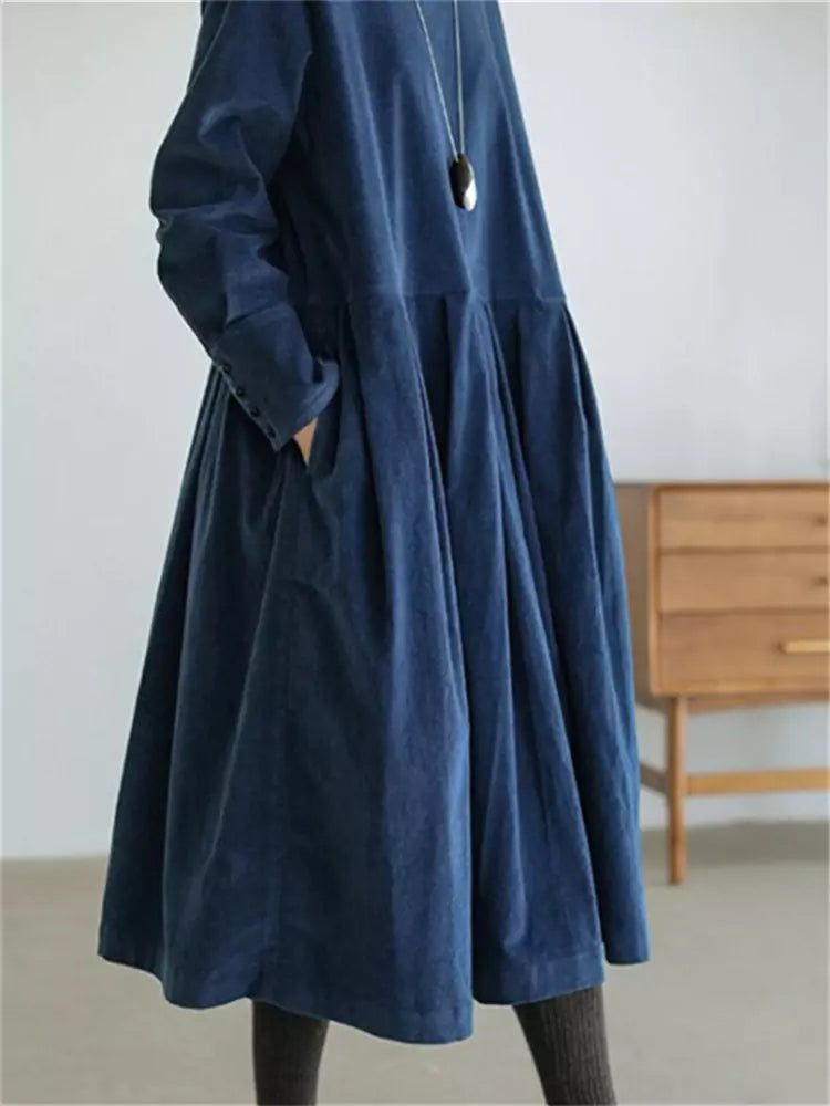 Retro-Kleid aus blauem, übergroßem Cord mit Raffungen und Taschen für den Herbst