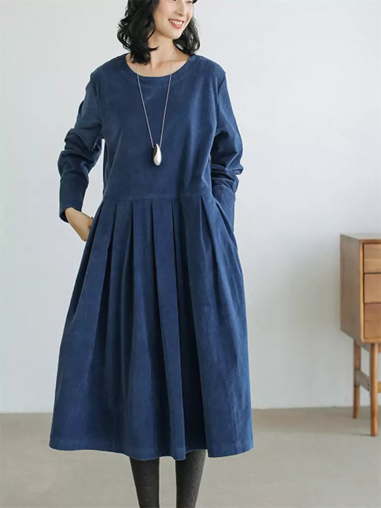Retro-Kleid aus blauem, übergroßem Cord mit Raffungen und Taschen für den Herbst