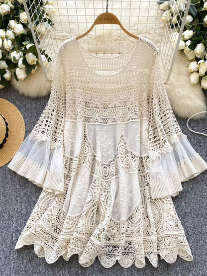 Bohème-Vintage-Kleid mit lockerem Strickmuster und Häkeldetails