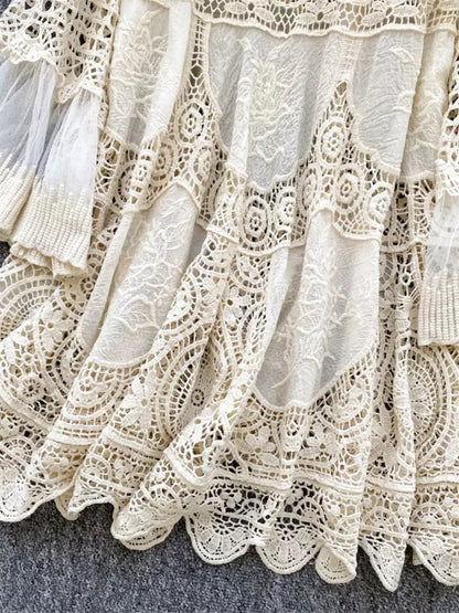 Bohème-Vintage-Kleid mit lockerem Strickmuster und Häkeldetails