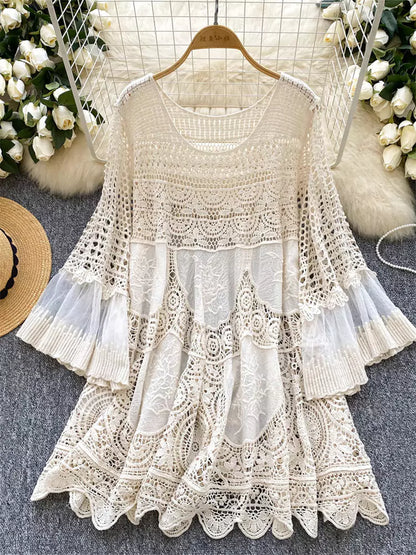 Bohème-Vintage-Kleid mit lockerem Strickmuster und Häkeldetails