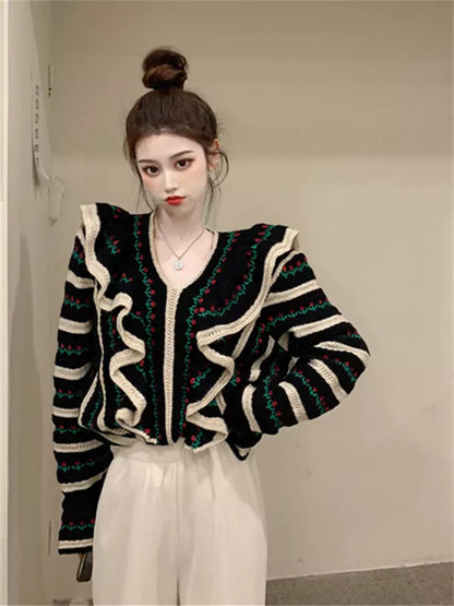 Suéter de punto bohemio con cuello en V y volantes a rayas