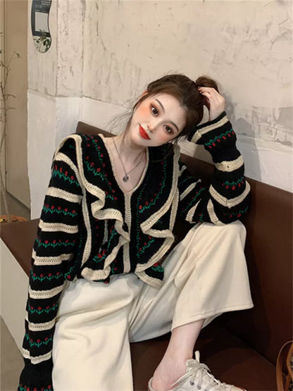 Suéter de punto bohemio con cuello en V y volantes a rayas