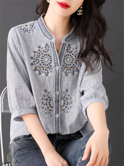 Lässig-schickes, gestreiftes 3/4-Ärmel-Hemd mit Stehkragen und Stickerei für Damen