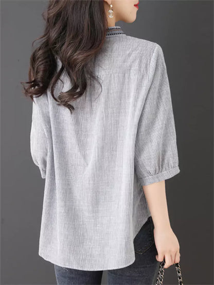 Lässig-schickes, gestreiftes 3/4-Ärmel-Hemd mit Stehkragen und Stickerei für Damen