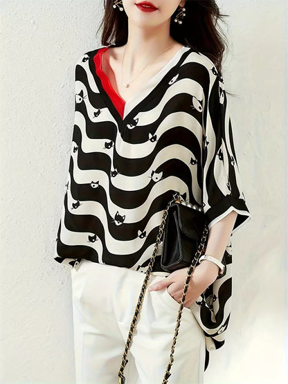 Einzigartige Chiffonbluse mit Katzenprint, asymmetrischem V-Ausschnitt und kurzen Ärmeln