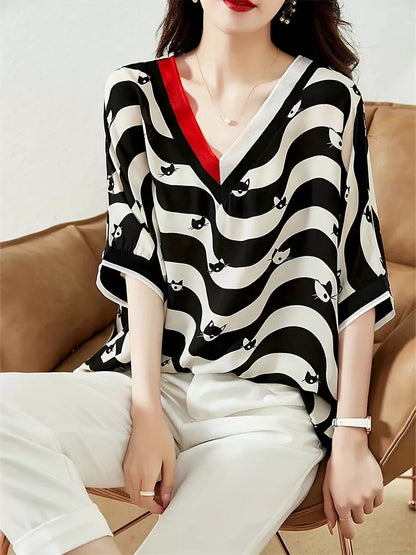 Einzigartige Chiffonbluse mit Katzenprint, asymmetrischem V-Ausschnitt und kurzen Ärmeln