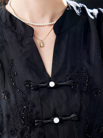 Elegante Chiffonbluse im chinesischen Stil mit Stickereien und Strasssteinen sowie V-Ausschnitt