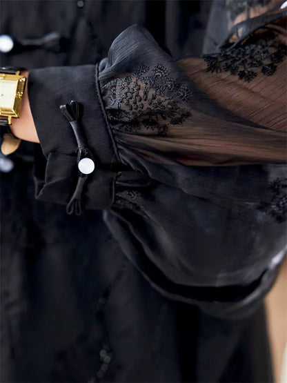 Elegante Chiffonbluse im chinesischen Stil mit Stickereien und Strasssteinen sowie V-Ausschnitt