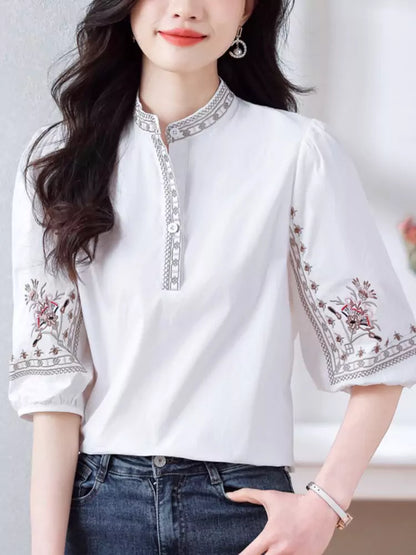 Elegante, bestickte Kurzarmbluse mit Stehkragen