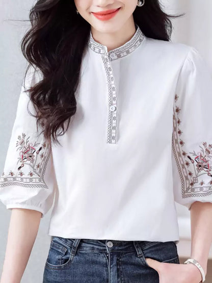 Elegante, bestickte Kurzarmbluse mit Stehkragen