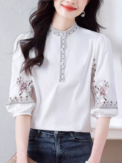 Elegante, bestickte Kurzarmbluse mit Stehkragen