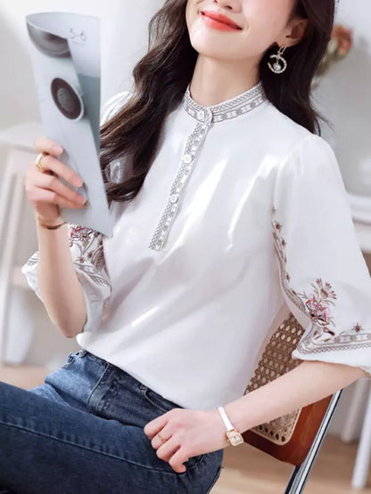 Elegante, bestickte Kurzarmbluse mit Stehkragen