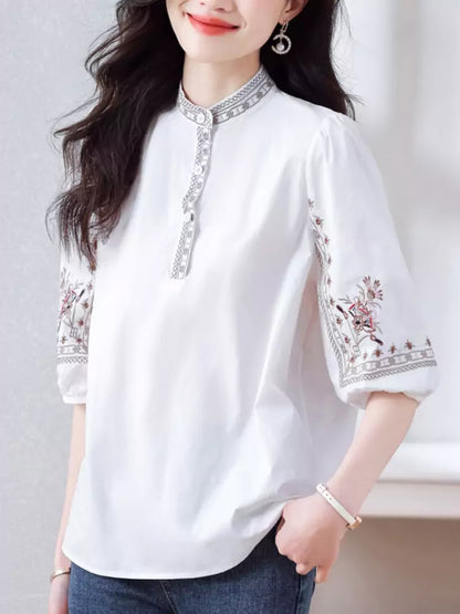 Elegante, bestickte Kurzarmbluse mit Stehkragen