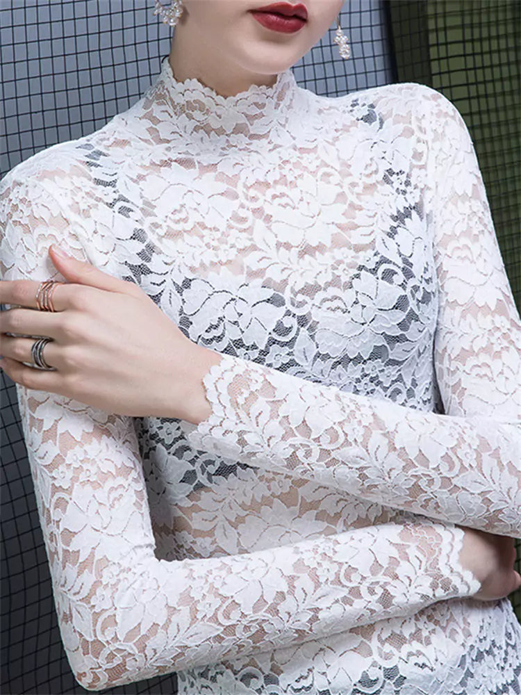 Elegante top de encaje transparente con cuello alto y diseño recortado