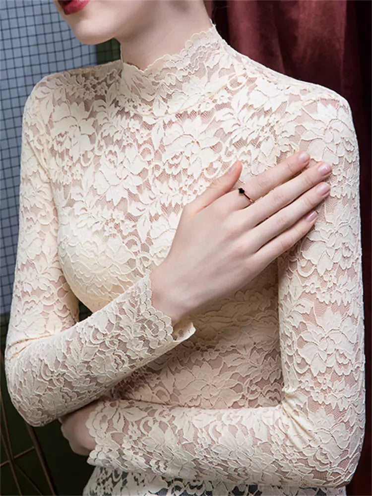 Elegante top de encaje transparente con cuello alto y diseño recortado
