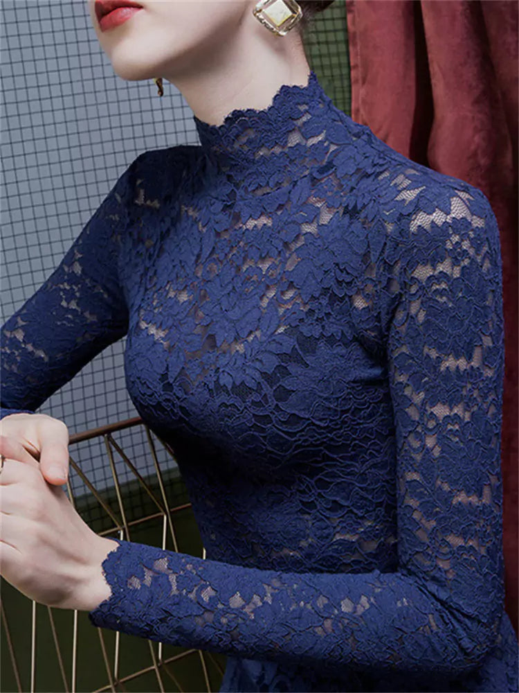 Elegante top de encaje transparente con cuello alto y diseño recortado