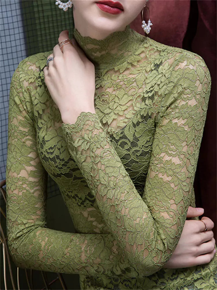 Elegante top de encaje transparente con cuello alto y diseño recortado