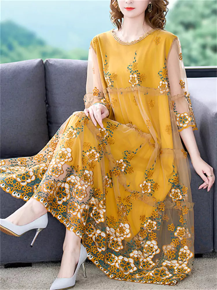 Elegantes Midikleid aus Tüll mit Blumenstickerei und Rundhalsausschnitt