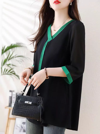 Elegante, übergroße Chiffonbluse mit V-Ausschnitt und 3/4-Ärmeln in Kontrastfarbe