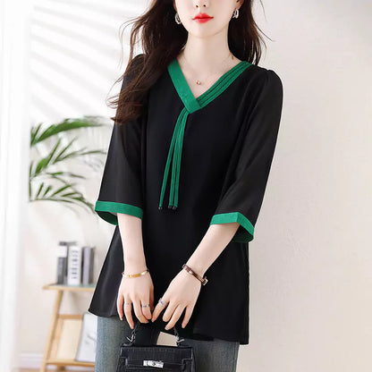 Elegante, übergroße Chiffonbluse mit V-Ausschnitt und 3/4-Ärmeln in Kontrastfarbe