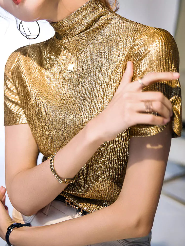 Camiseta elegante de hilo metálico dorado brillante con cuello alto