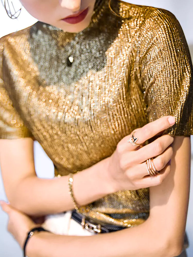 Camiseta elegante de hilo metálico dorado brillante con cuello alto