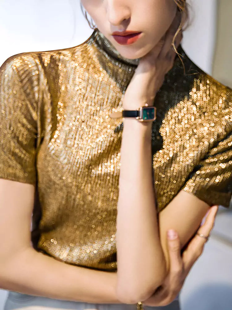 Camiseta elegante de hilo metálico dorado brillante con cuello alto