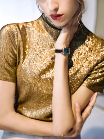 Elegantes, schimmerndes T-Shirt mit Stehkragen aus goldfarbenem Metallicgarn