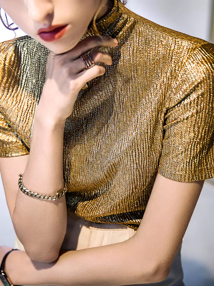 Camiseta elegante de hilo metálico dorado brillante con cuello alto