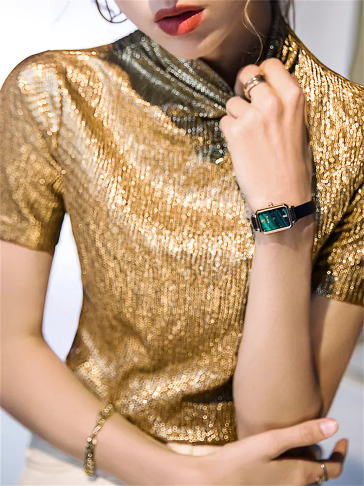 Camiseta elegante de hilo metálico dorado brillante con cuello alto