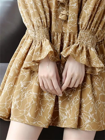 Elegantes Minikleid mit V-Ausschnitt, Blumenmuster und Bindeband vorne, langen Ärmeln