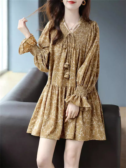 Elegantes Minikleid mit V-Ausschnitt, Blumenmuster und Bindeband vorne, langen Ärmeln