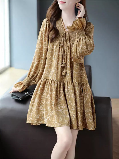 Elegantes Minikleid mit V-Ausschnitt, Blumenmuster und Bindeband vorne, langen Ärmeln