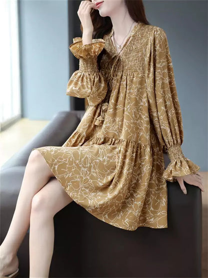 Elegantes Minikleid mit V-Ausschnitt, Blumenmuster und Bindeband vorne, langen Ärmeln